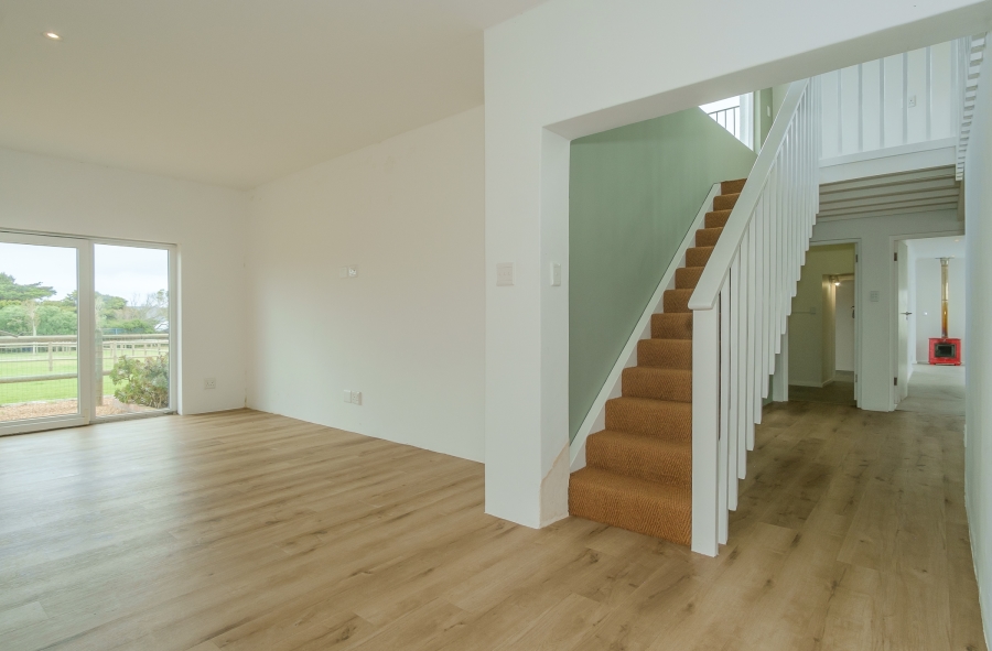 6 Bedroom Property for Sale in Meadowsteads Western Cape